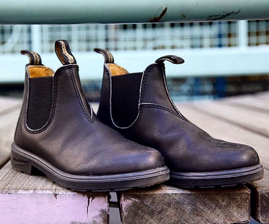 Black Blundstone 510 men's Chelsea boots from Runnwalk, featuring classic slip-on style and durable leather construction.