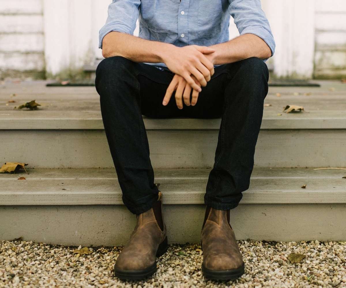Runnwalk Blundstone men's Classic 585 Chelsea boots in dark brown leather, featuring elastic side panels and pull tabs.