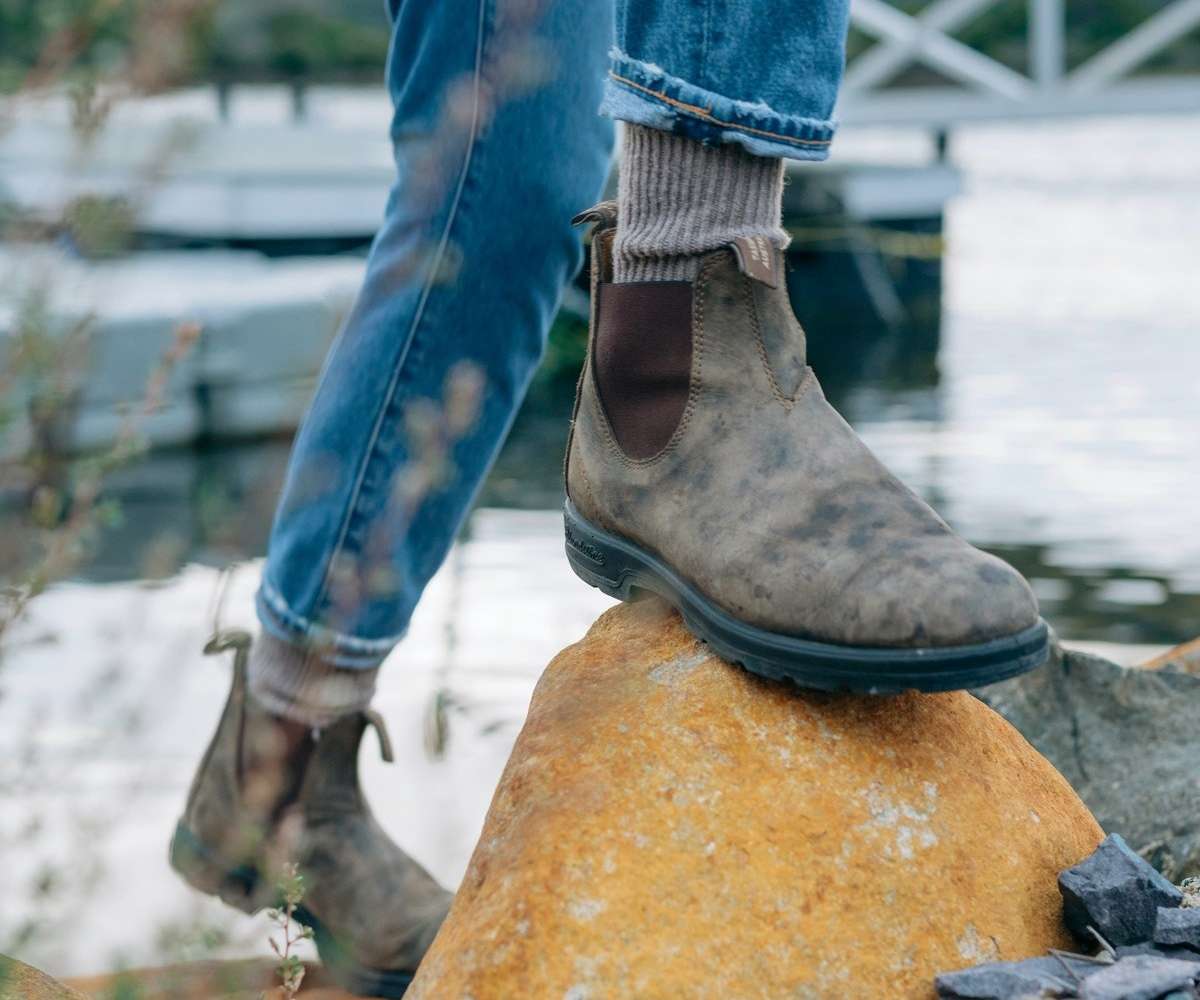 Runnwalk Blundstone men's Classic 585 Chelsea boots in dark brown leather with elastic side panels and pull tabs.