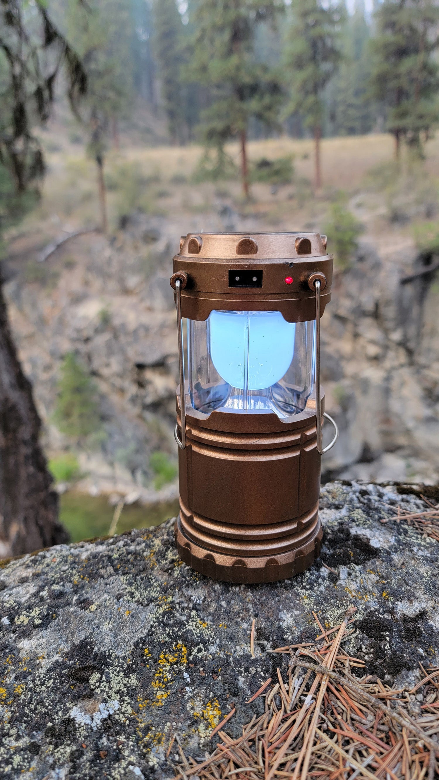 Collapsible solar lantern for emergencies, rechargeable LED camping light suitable for outdoor lighting and communication.