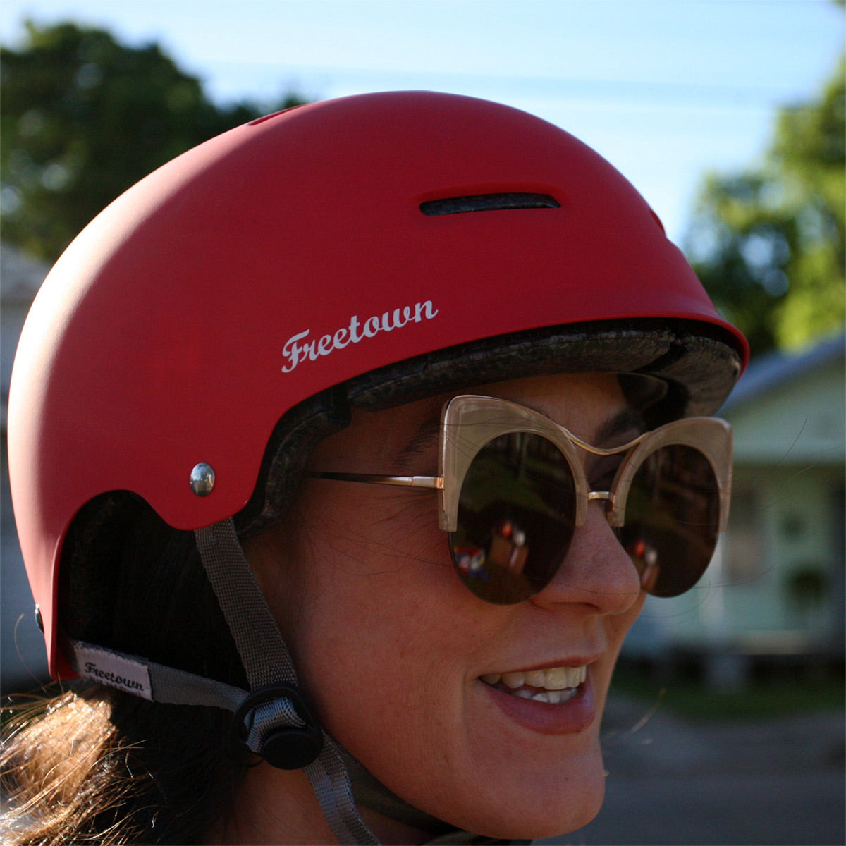 ZEITBIKE FREETOWN Offbeat multi-sport helmet with colorful design, adjustable straps, and ventilation for active outdoor activities.