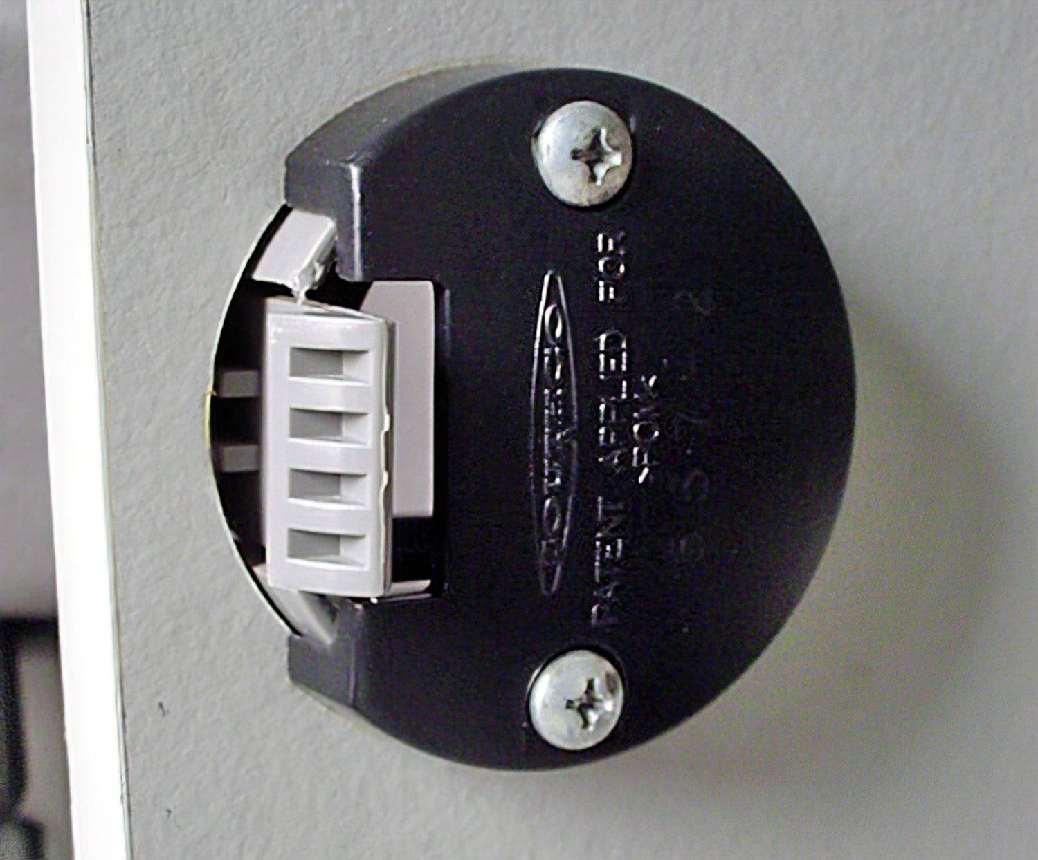 Cabinet Latch Back [Winnebago] - OVERLANDERS Outfitter