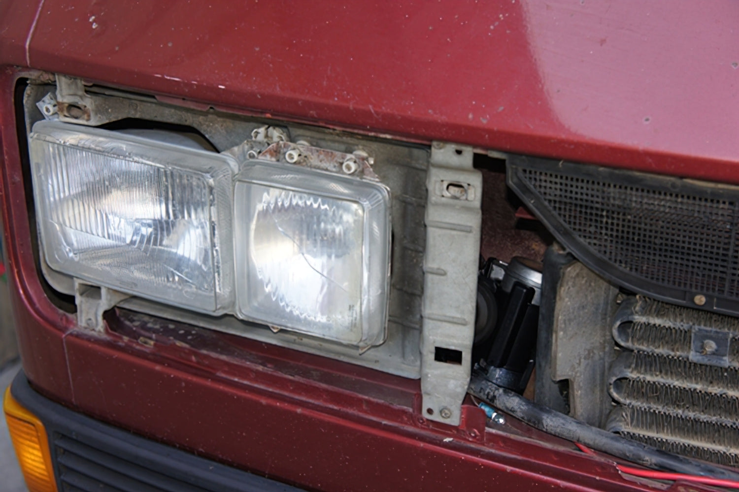 GoWesty Air Horn Kit bundle showing a compact air horn with mounting hardware and compressor for vehicle use.