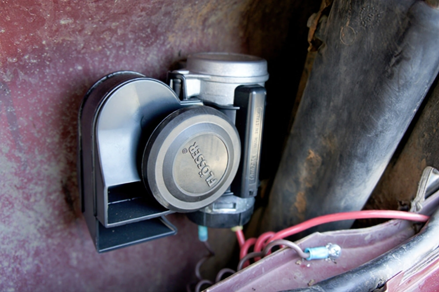 GoWesty Air Horn Kit with multiple components and mounting hardware for vehicle alert sounds.