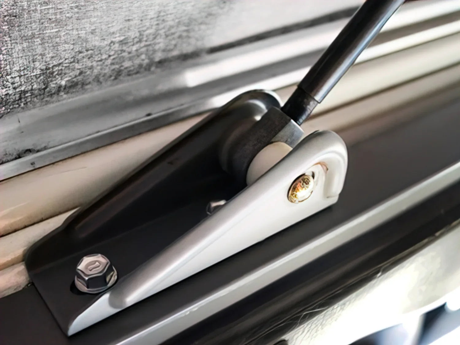 Pop-Top Lift Assist [Eurovan Weekender]