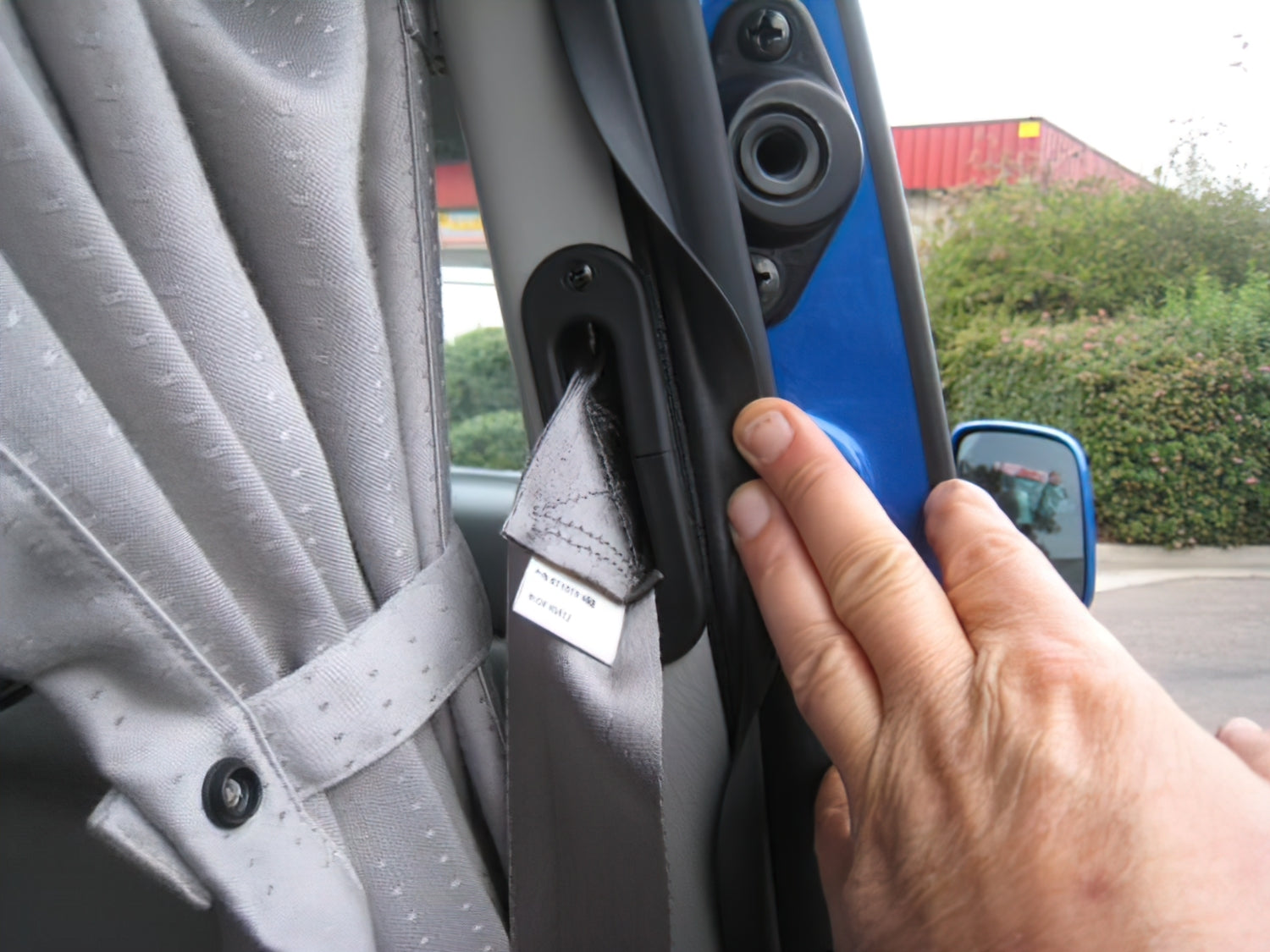 3-Point Retracting Seat Belt for Jumpseat (L/R) [Eurovan Weekender/Multivan] - OVERLANDERS Outfitter