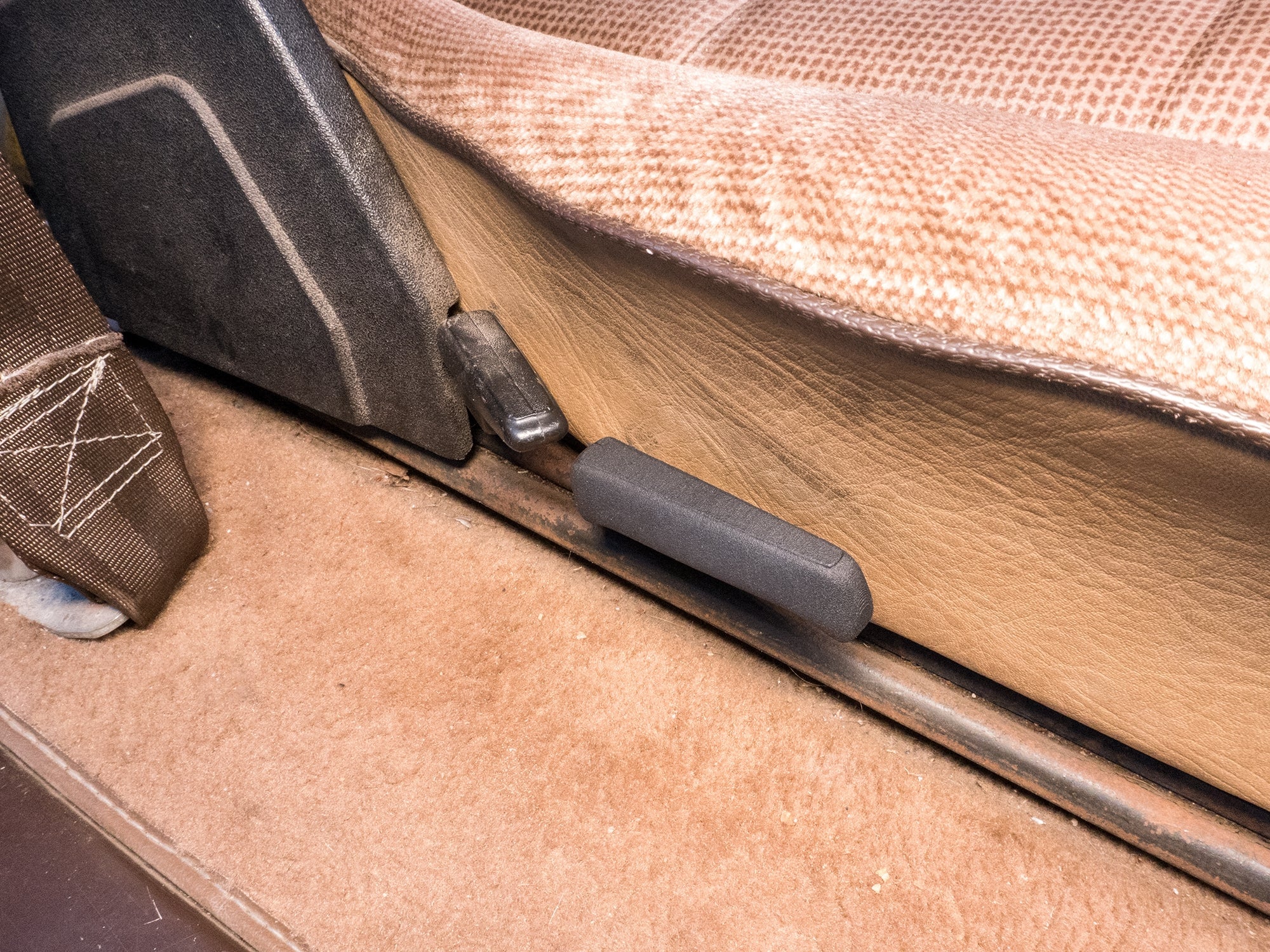 Seat Fore/Aft Knob Kit - OVERLANDERS Outfitter