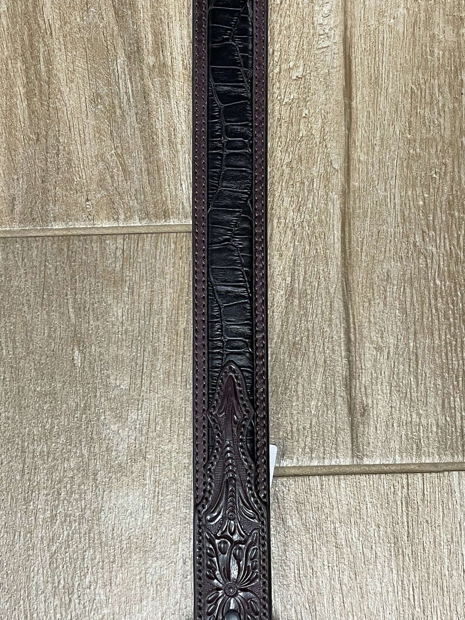 Black croc leather belt by Ariat, featuring a classic design and textured finish, perfect for men’s outfits.