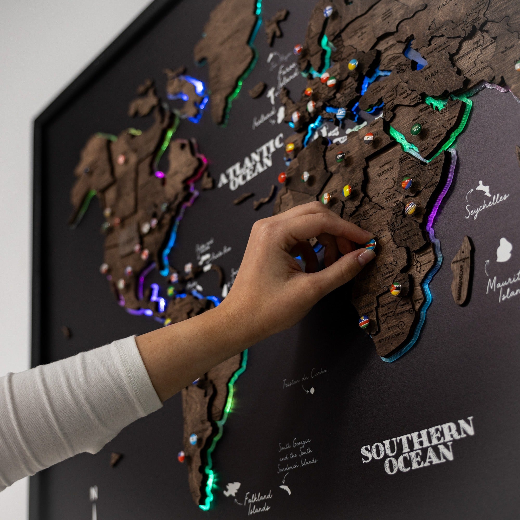 Map on Board LED 2.0 Dark Walnut