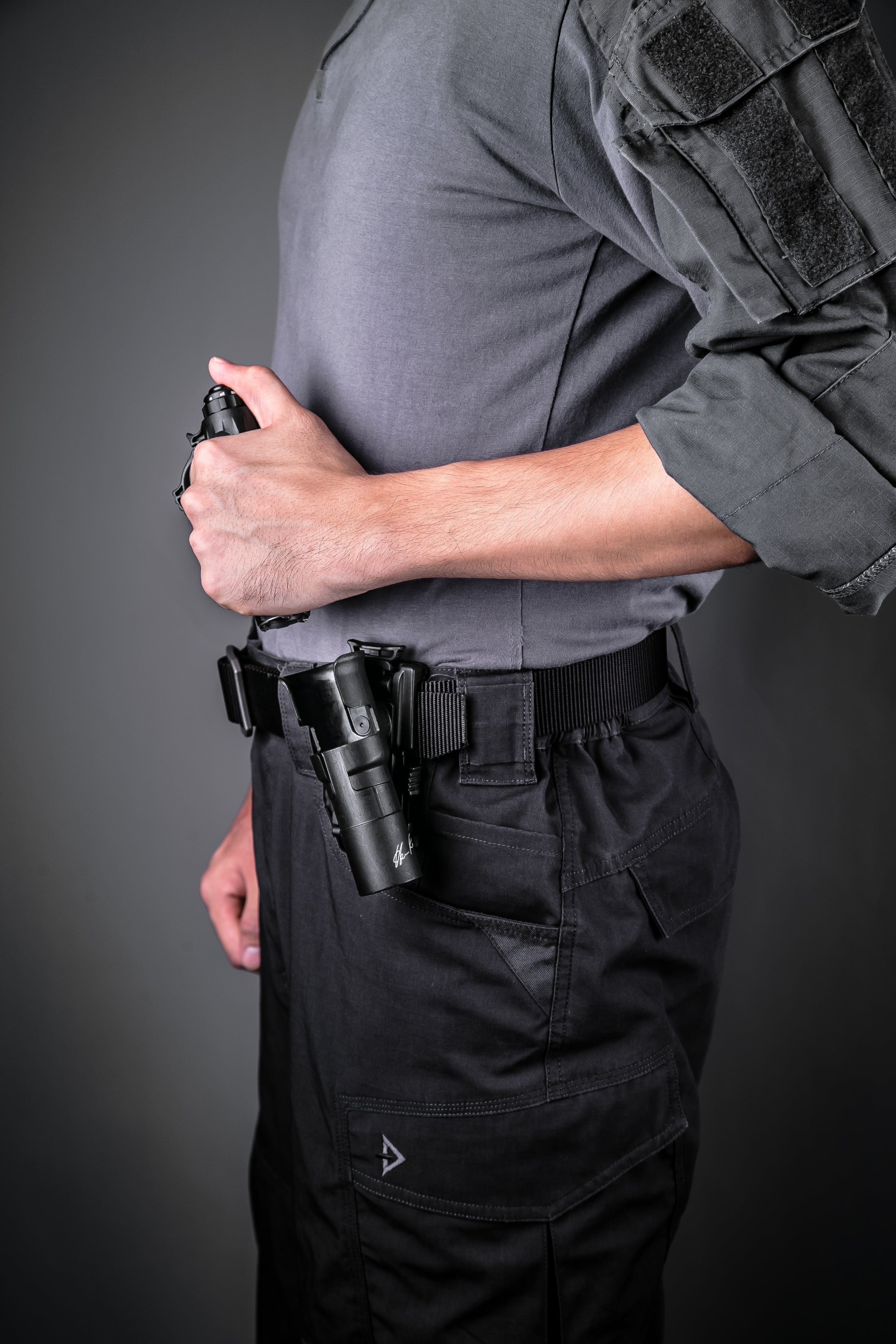 SFT2 Tactical TA30C flashlight kit with mounted light, emitting 1600 lumens, showcasing its design and features.