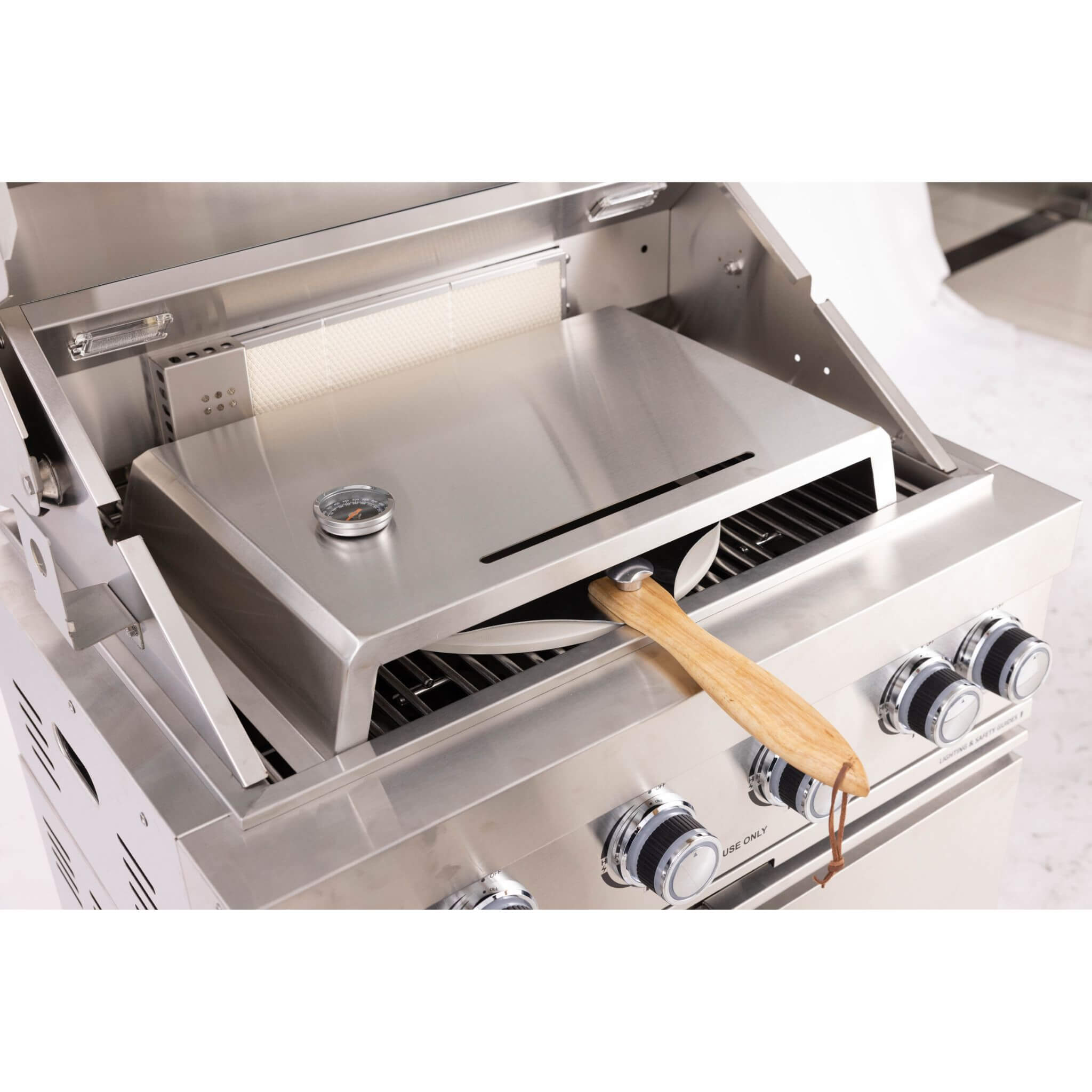 SAKSBY outdoor kitchen with 32-inch stainless steel LPG gas grill, door and drawer storage, and ice box for outdoor cooking.