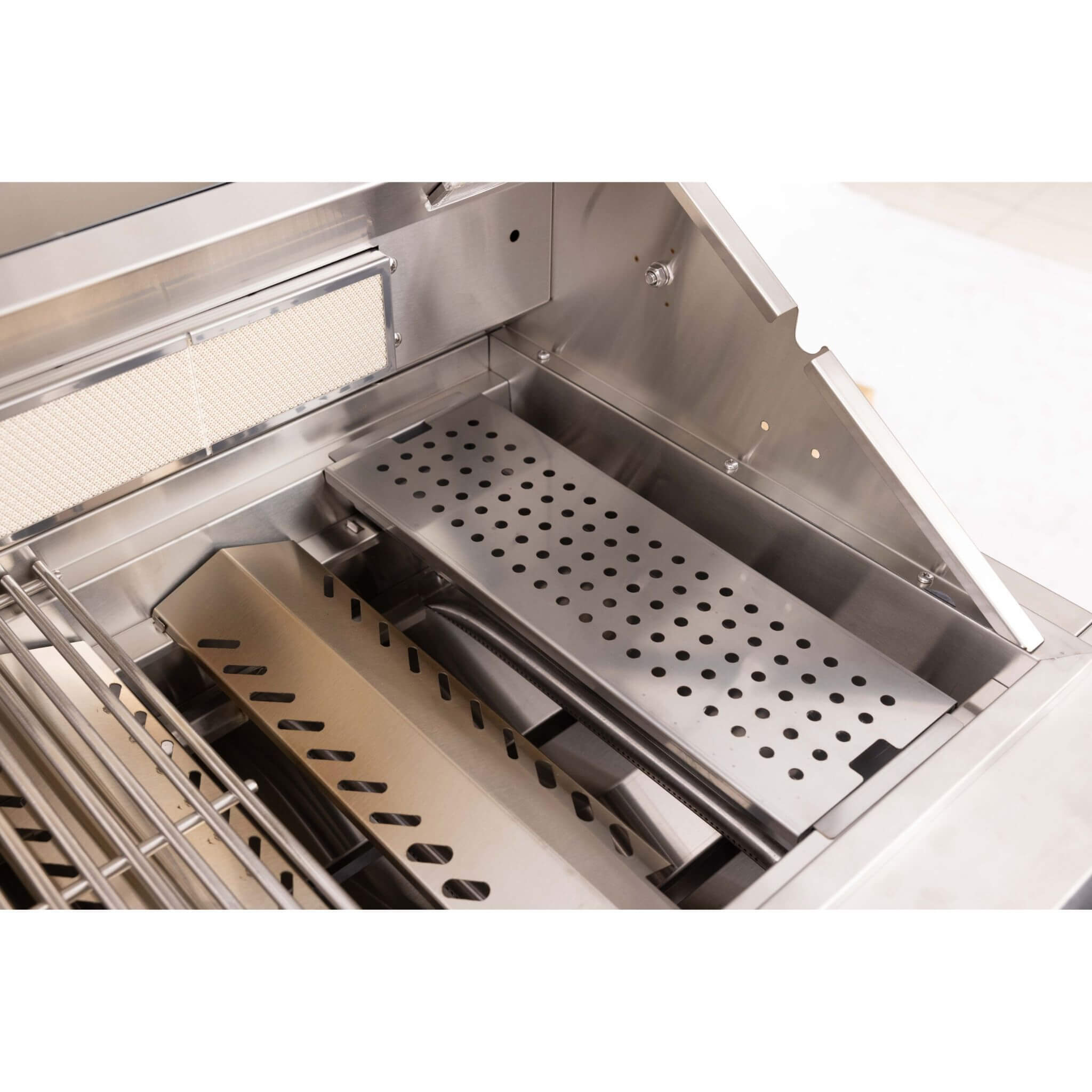 SAKSBY outdoor kitchen with 32-inch stainless steel LP gas grill, door and drawer combo, and stainless steel ice box.
