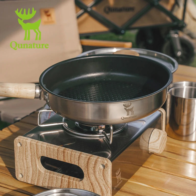 Qunature Global non-stick stainless steel frying pan with detachable handle, showing the pan's sleek surface and handle attachment.