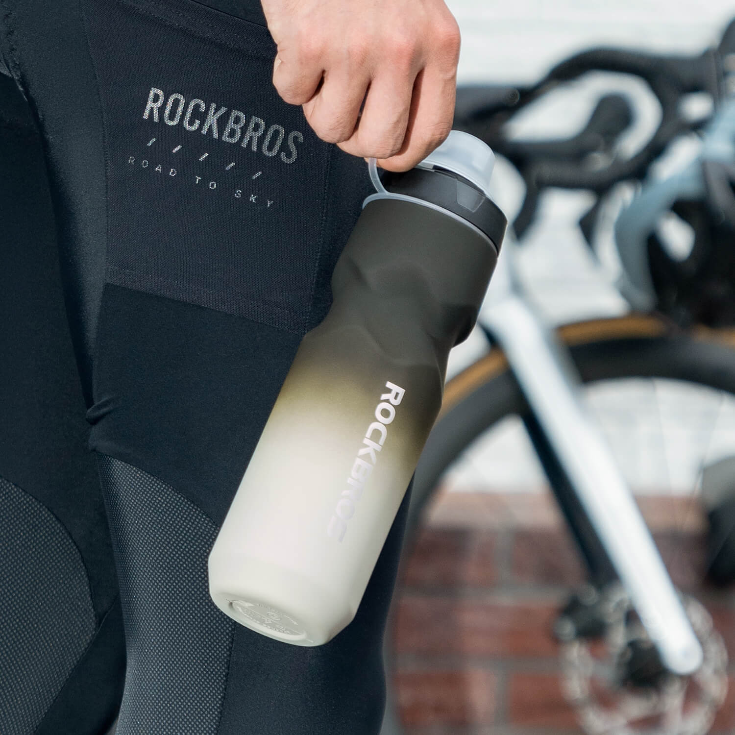 Bike Water Bottle with Soft-Touch Grip & Pull-Top Lid - 600/750ml - OVERLANDERS Outfitter