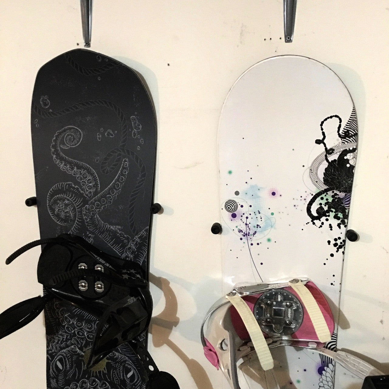 The Cinch Snowboard Display | Floating Rack | 2 Boards - OVERLANDERS Outfitter