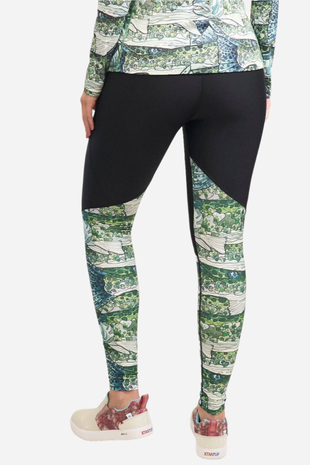 FisheWear Steel My Heart thermal active leggings in steel color, close-up of fitted, insulated leggings for cold weather outdoor activities.