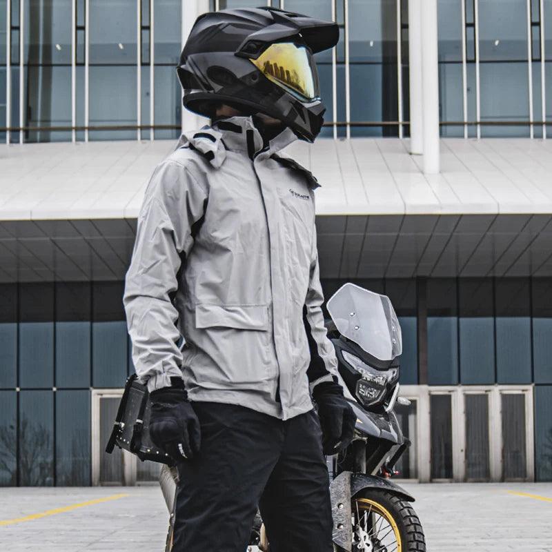Bean's Moto Booth SULAITE™ split-type motorcycle raincoat suit in green, waterproof with reflective strips, designed for motorcycle riders.