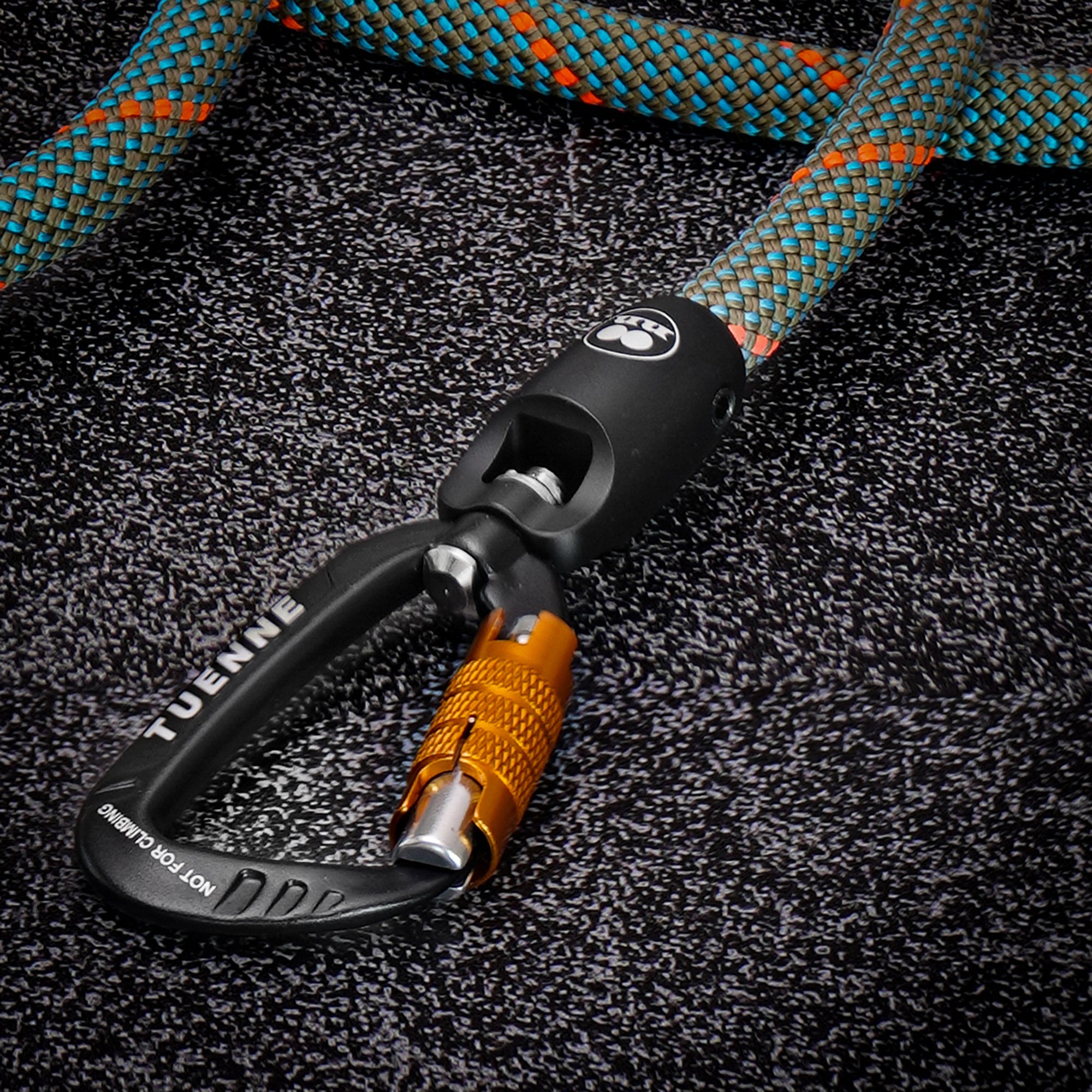 Close-up of Tuenne Long Double Ended Go Anywhere© Leash featuring a sturdy carabiner clip for versatile outdoor use.